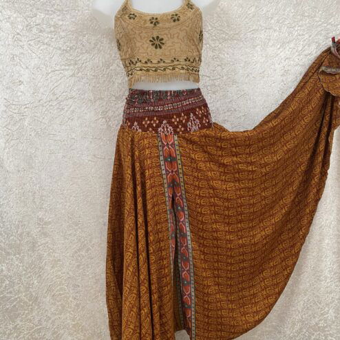 Superwijde broekrok gemaakt van vintage sari stoffen. Zwieren en zwaaien, dansen en schitteren. Elke broekrok is uniek er is er dus maar 1 in deze print!