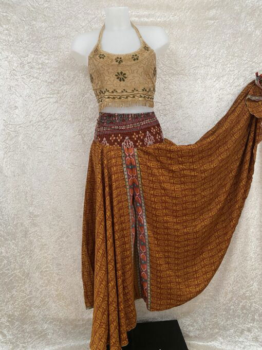 Superwijde broekrok gemaakt van vintage sari stoffen. Zwieren en zwaaien, dansen en schitteren. Elke broekrok is uniek er is er dus maar 1 in deze print!
