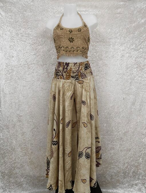 Superwijde broekrok gemaakt van vintage sari stoffen. Zwieren en zwaaien, dansen en schitteren. Elke broekrok is uniek er is er dus maar 1 in deze print!