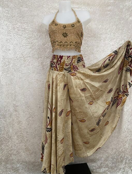 Superwijde broekrok gemaakt van vintage sari stoffen. Zwieren en zwaaien, dansen en schitteren. Elke broekrok is uniek er is er dus maar 1 in deze print!