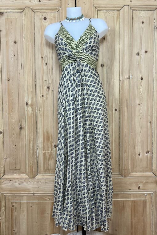 Schitterende zomerjurk, gemaakt van blockprint stof die geheel met de hand gestempeld is. Honderd procent katoen en past maat XS-XL .