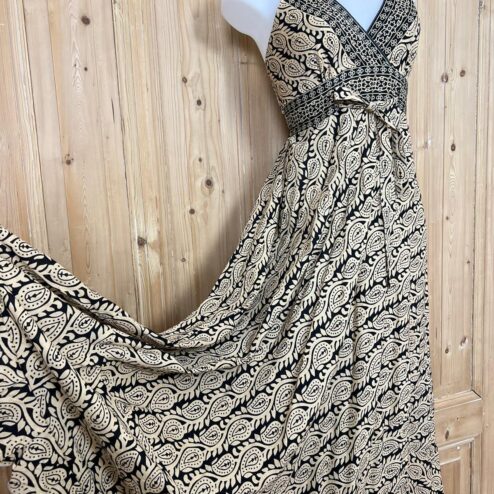 Schitterende zomerjurk, gemaakt van blockprint stof die geheel met de hand gestempeld is. Honderd procent katoen en past maat XS-XL .