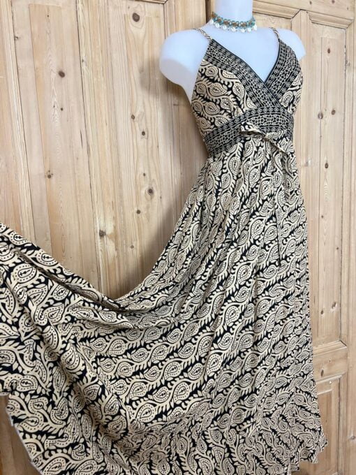 Schitterende zomerjurk, gemaakt van blockprint stof die geheel met de hand gestempeld is. Honderd procent katoen en past maat XS-XL .