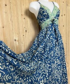 Schitterende zomerjurk, gemaakt van blockprint stof die geheel met de hand gestempeld is. Honderd procent katoen en past maat XS-XL .