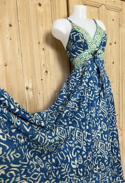 Schitterende zomerjurk, gemaakt van blockprint stof die geheel met de hand gestempeld is. Honderd procent katoen en past maat XS-XL .