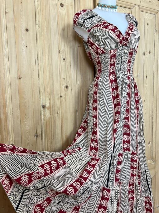 Schitterende zomerjurk, gemaakt van blockprint stof die geheel met de hand gestempeld is. Honderd procent katoen en past maat XS-XL .