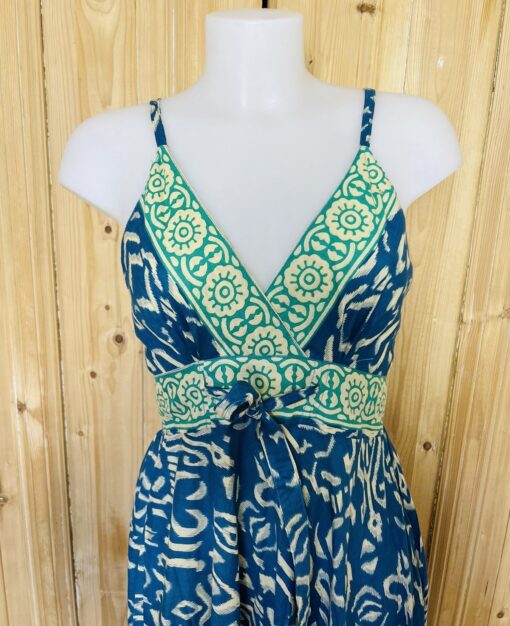 Schitterende zomerjurk, gemaakt van blockprint stof die geheel met de hand gestempeld is. Honderd procent katoen en past maat XS-XL .