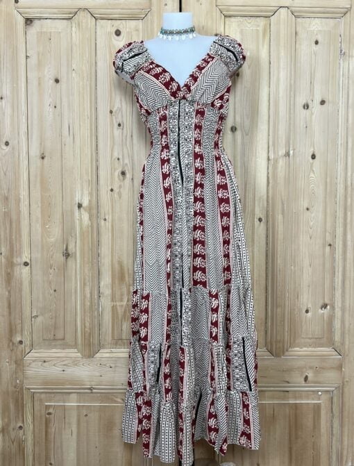 Schitterende zomerjurk, gemaakt van blockprint stof die geheel met de hand gestempeld is. Honderd procent katoen en past maat XS-XL .