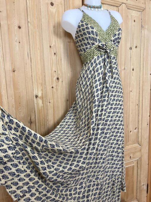 Schitterende zomerjurk, gemaakt van blockprint stof die geheel met de hand gestempeld is. Honderd procent katoen en past maat XS-XL .