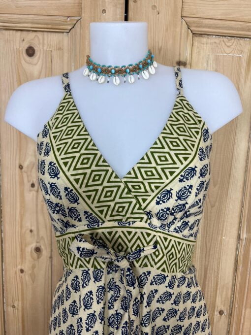 Schitterende zomerjurk, gemaakt van blockprint stof die geheel met de hand gestempeld is. Honderd procent katoen en past maat XS-XL .