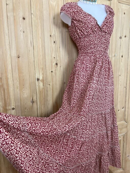 Schitterende zomerjurk, gemaakt van blockprint stof die geheel met de hand gestempeld is. Honderd procent katoen en past maat XS-XL .
