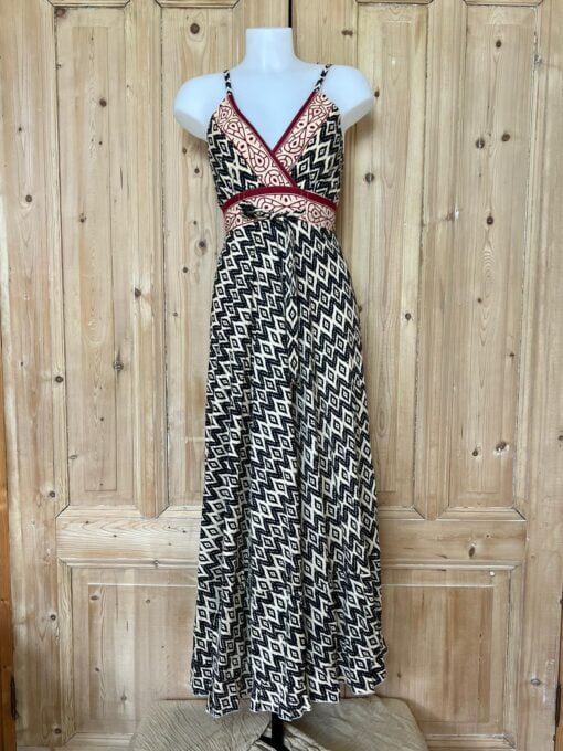 Schitterende zomerjurk, gemaakt van blockprint stof die geheel met de hand gestempeld is. Honderd procent katoen en past maat XS-XL .