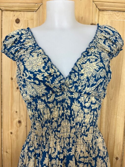 Schitterende zomerjurk, gemaakt van blockprint stof die geheel met de hand gestempeld is. Honderd procent katoen en past maat XS-XL .