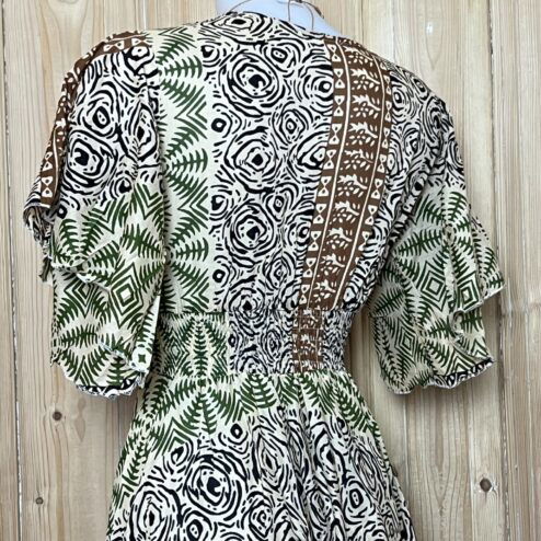 Schitterende zomerjurk, gemaakt van blockprint stof die geheel met de hand gestempeld is. Honderd procent katoen en past maat XS-XL .