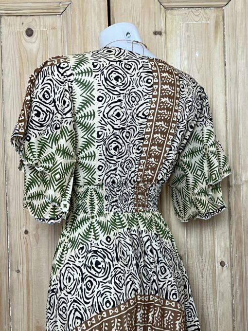 Schitterende zomerjurk, gemaakt van blockprint stof die geheel met de hand gestempeld is. Honderd procent katoen en past maat XS-XL .