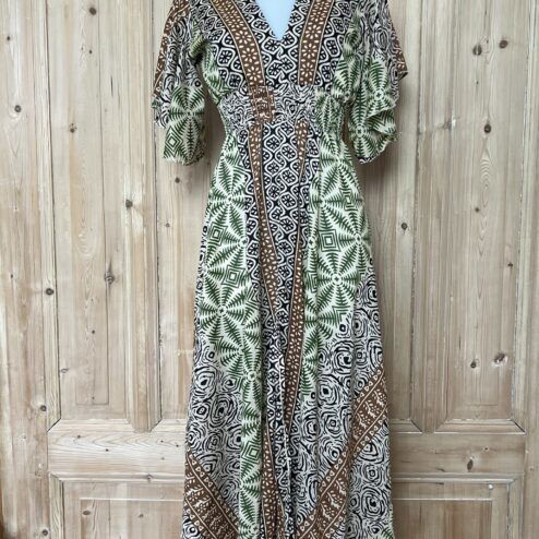 Schitterende zomerjurk, gemaakt van blockprint stof die geheel met de hand gestempeld is. Honderd procent katoen en past maat XS-XL .