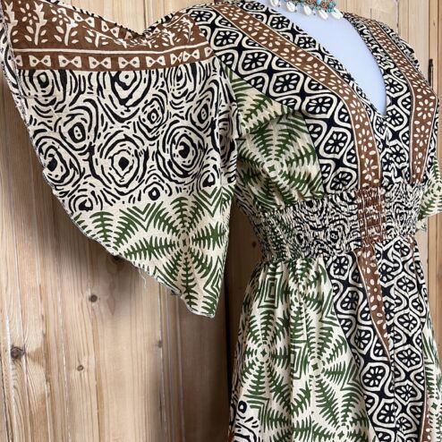 Schitterende zomerjurk, gemaakt van blockprint stof die geheel met de hand gestempeld is. Honderd procent katoen en past maat XS-XL .