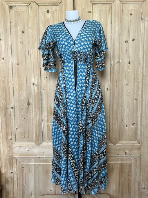 Schitterende zomerjurk, gemaakt van blockprint stof die geheel met de hand gestempeld is. Honderd procent katoen en past maat XS-XL .