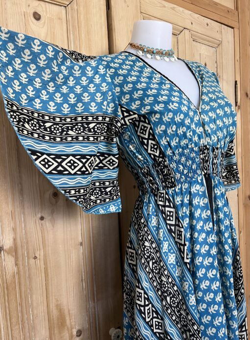 Schitterende zomerjurk, gemaakt van blockprint stof die geheel met de hand gestempeld is. Honderd procent katoen en past maat XS-XL .