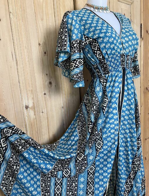 Schitterende zomerjurk, gemaakt van blockprint stof die geheel met de hand gestempeld is. Honderd procent katoen en past maat XS-XL .