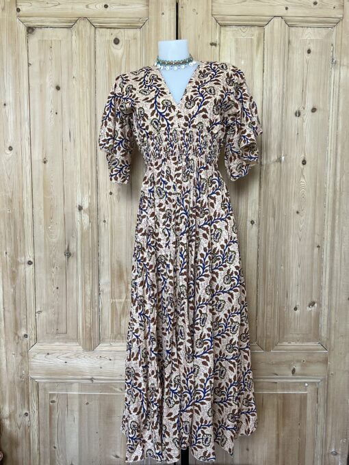 Schitterende zomerjurk, gemaakt van blockprint stof die geheel met de hand gestempeld is. Honderd procent katoen en past maat XS-XL .