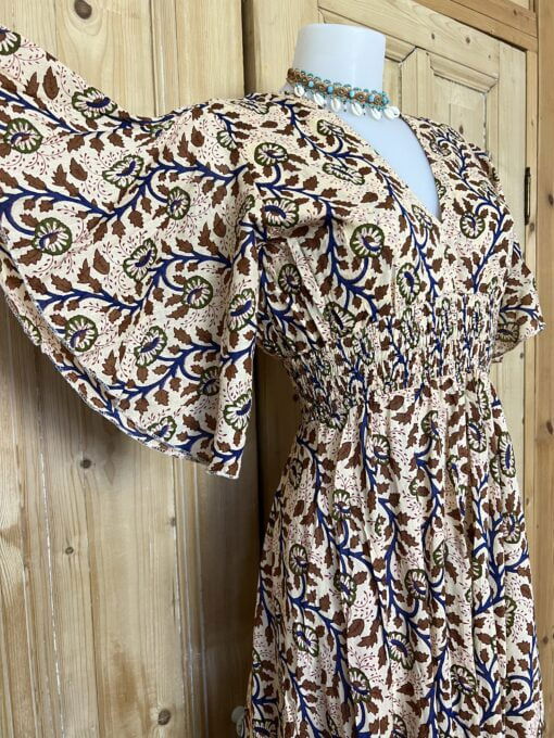 Schitterende zomerjurk, gemaakt van blockprint stof die geheel met de hand gestempeld is. Honderd procent katoen en past maat XS-XL .