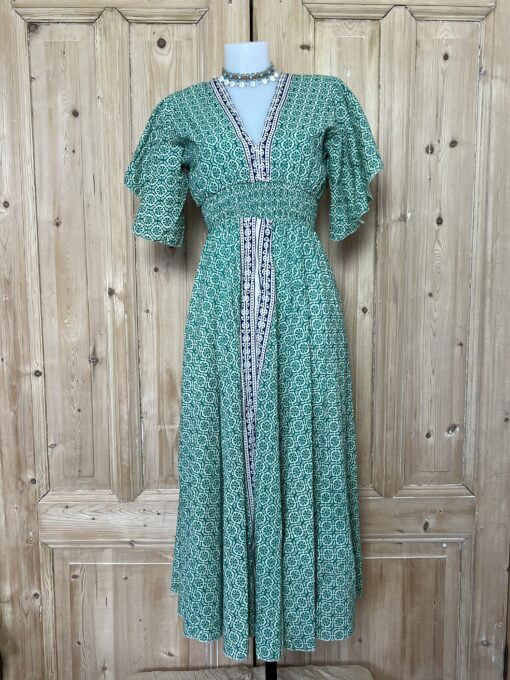 Schitterende zomerjurk, gemaakt van blockprint stof die geheel met de hand gestempeld is. Honderd procent katoen en past maat XS-XL .