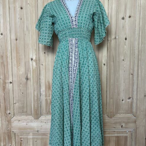 Schitterende zomerjurk, gemaakt van blockprint stof die geheel met de hand gestempeld is. Honderd procent katoen en past maat XS-XL .