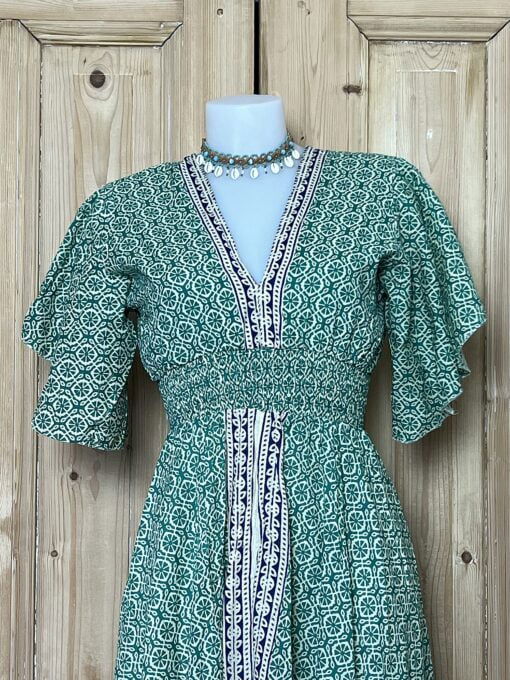 Schitterende zomerjurk, gemaakt van blockprint stof die geheel met de hand gestempeld is. Honderd procent katoen en past maat XS-XL .