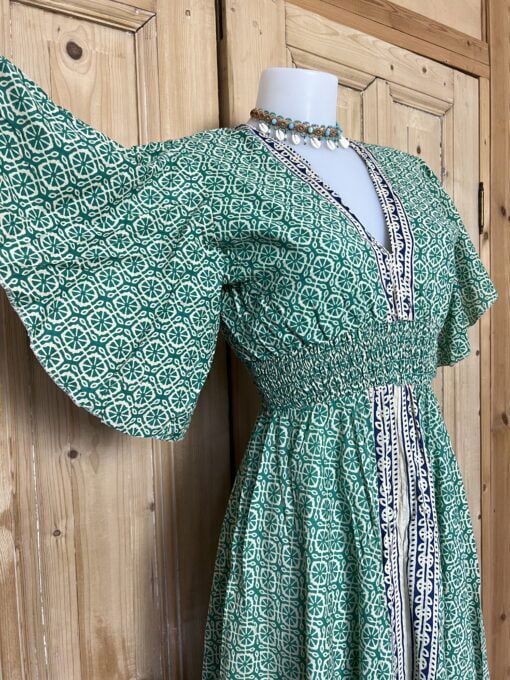 Schitterende zomerjurk, gemaakt van blockprint stof die geheel met de hand gestempeld is. Honderd procent katoen en past maat XS-XL .