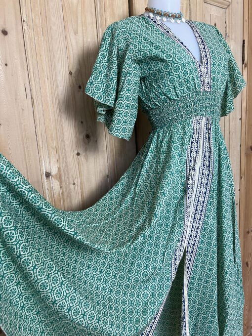 Schitterende zomerjurk, gemaakt van blockprint stof die geheel met de hand gestempeld is. Honderd procent katoen en past maat XS-XL .