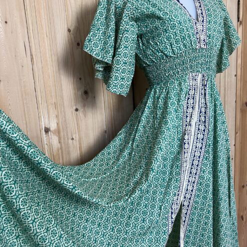 Schitterende zomerjurk, gemaakt van blockprint stof die geheel met de hand gestempeld is. Honderd procent katoen en past maat XS-XL .
