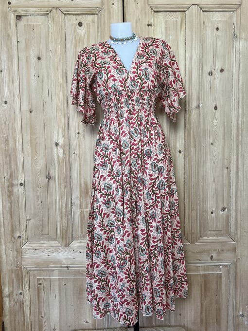 Schitterende zomerjurk, gemaakt van blockprint stof die geheel met de hand gestempeld is. Honderd procent katoen en past maat XS-XL .
