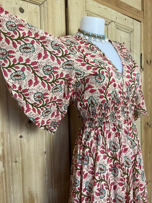 Schitterende zomerjurk, gemaakt van blockprint stof die geheel met de hand gestempeld is. Honderd procent katoen en past maat XS-XL .