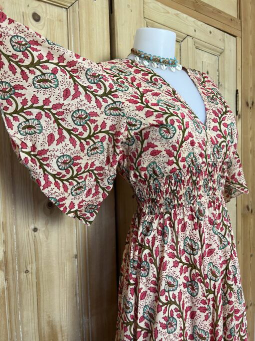 Schitterende zomerjurk, gemaakt van blockprint stof die geheel met de hand gestempeld is. Honderd procent katoen en past maat XS-XL .