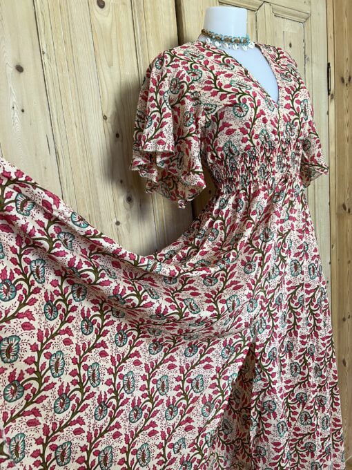 Schitterende zomerjurk, gemaakt van blockprint stof die geheel met de hand gestempeld is. Honderd procent katoen en past maat XS-XL .