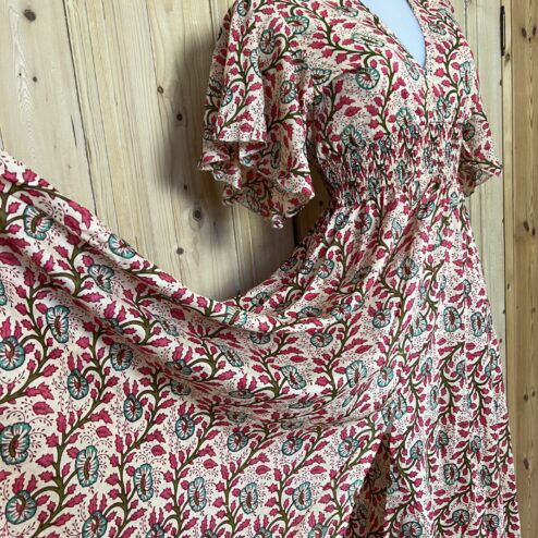 Schitterende zomerjurk, gemaakt van blockprint stof die geheel met de hand gestempeld is. Honderd procent katoen en past maat XS-XL .