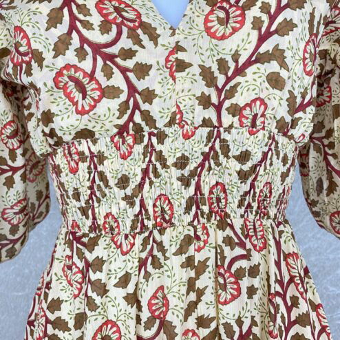 Schitterende zomerjurk, gemaakt van blockprint stof die geheel met de hand gestempeld is. Honderd procent katoen en past maat XS-XL .