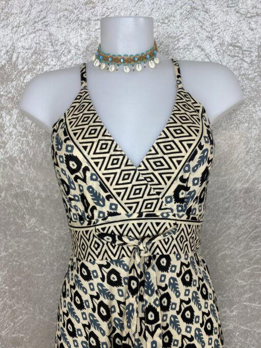 Schitterende zomerjurk, gemaakt van blockprint stof die geheel met de hand gestempeld is. Honderd procent katoen en past maat XS-XL .