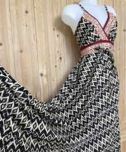 Schitterende zomerjurk, gemaakt van blockprint stof die geheel met de hand gestempeld is. Honderd procent katoen en past maat XS-XL .