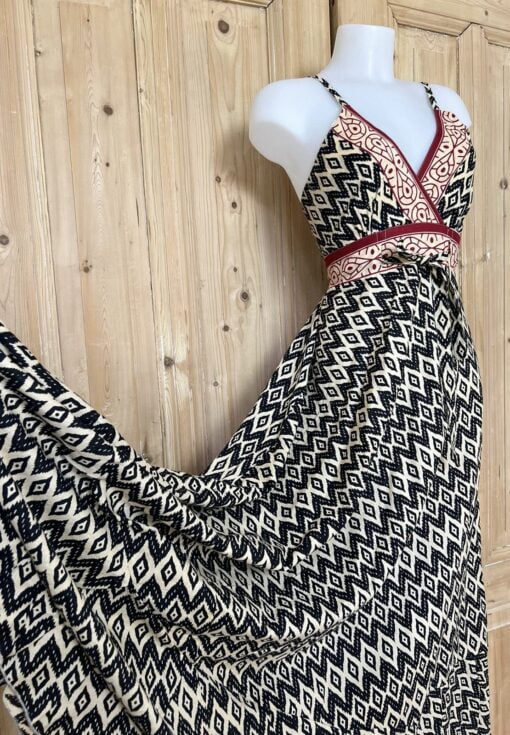 Schitterende zomerjurk, gemaakt van blockprint stof die geheel met de hand gestempeld is. Honderd procent katoen en past maat XS-XL .