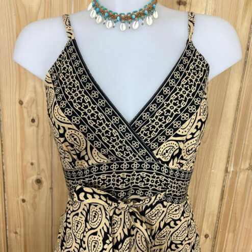 Schitterende zomerjurk, gemaakt van blockprint stof die geheel met de hand gestempeld is. Honderd procent katoen en past maat XS-XL .