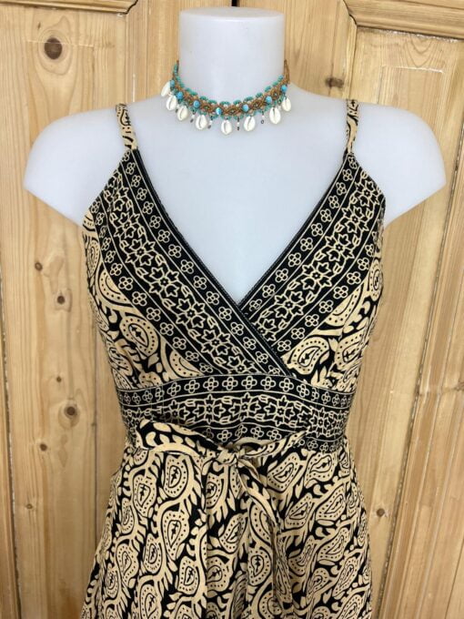 Schitterende zomerjurk, gemaakt van blockprint stof die geheel met de hand gestempeld is. Honderd procent katoen en past maat XS-XL .
