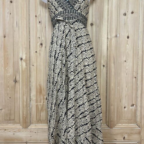 Schitterende zomerjurk, gemaakt van blockprint stof die geheel met de hand gestempeld is. Honderd procent katoen en past maat XS-XL .
