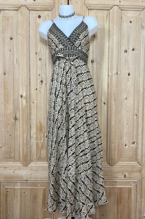 Schitterende zomerjurk, gemaakt van blockprint stof die geheel met de hand gestempeld is. Honderd procent katoen en past maat XS-XL .