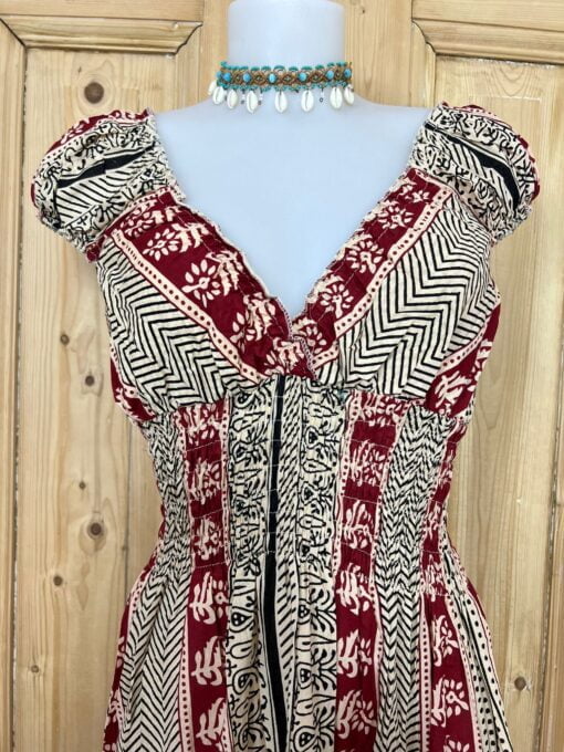 Schitterende zomerjurk, gemaakt van blockprint stof die geheel met de hand gestempeld is. Honderd procent katoen en past maat XS-XL .