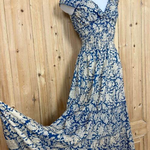 Schitterende zomerjurk, gemaakt van blockprint stof die geheel met de hand gestempeld is. Honderd procent katoen en past maat XS-XL .