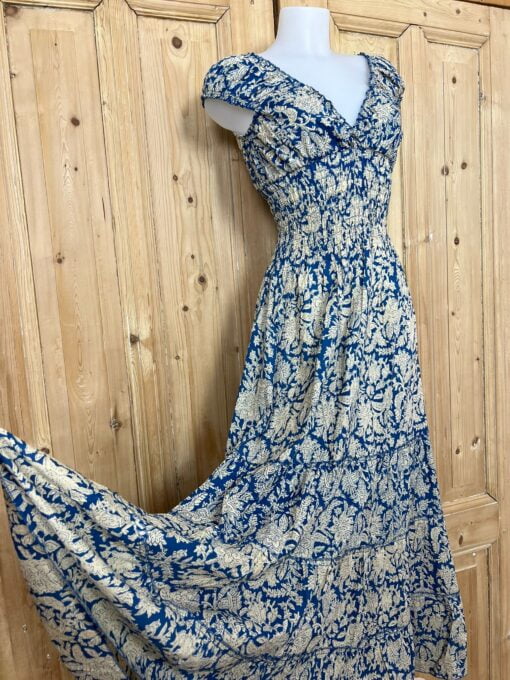 Schitterende zomerjurk, gemaakt van blockprint stof die geheel met de hand gestempeld is. Honderd procent katoen en past maat XS-XL .