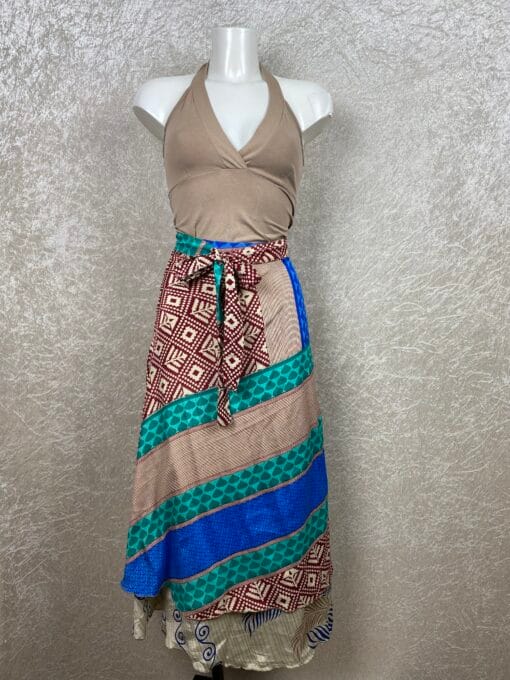 Wikkelrok uit India, gemaakt van vintage sari stof. Elke rok is dus uniek en het fijne is dat ze passen van maat XS tot en met XXL. De rok is aan twee kanten draagbaar, dus je hebt 2 rokken ineen!
