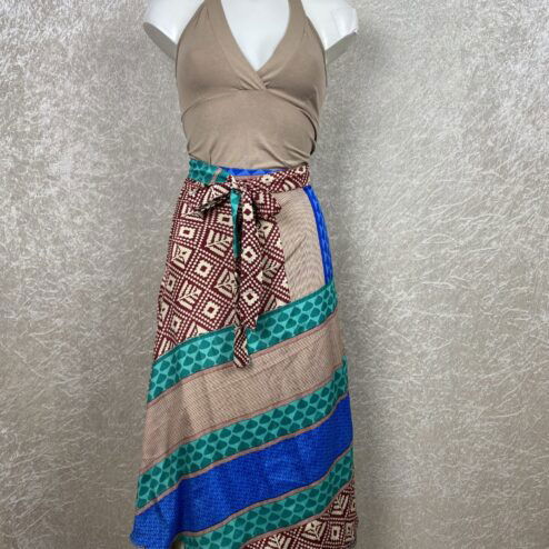 Wikkelrok uit India, gemaakt van vintage sari stof. Elke rok is dus uniek en het fijne is dat ze passen van maat XS tot en met XXL. De rok is aan twee kanten draagbaar, dus je hebt 2 rokken ineen!